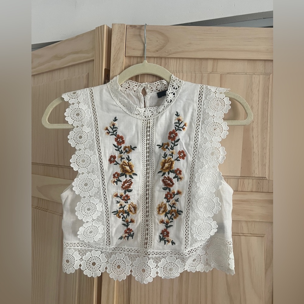 Woven Lace Floral Top. Button up back detail - S
